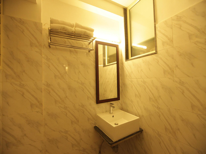 Bathroom 4, Grand Cascade Hotel - Chennai Central, Chennai