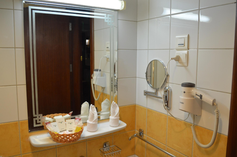 Bathroom 4, Rotana Al Mesk Hotel, Al Madinah Al Munawwarah