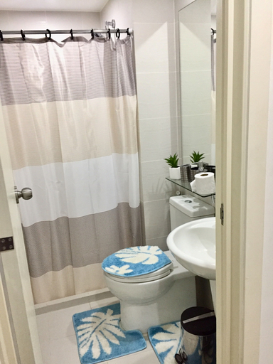 Bathroom 4, Family Condo by IA at Azure Urban Resort Residences, Parañaque