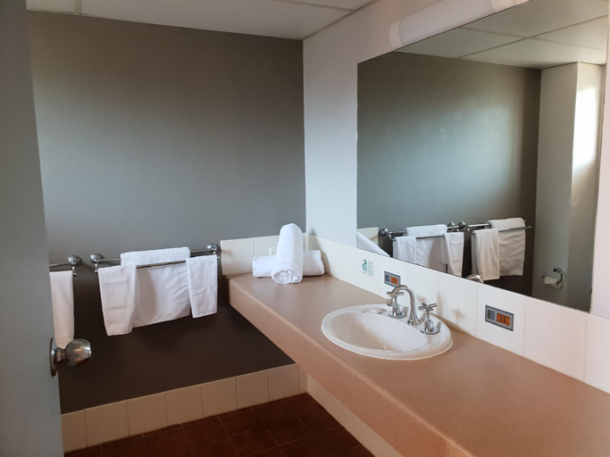Bathroom 4, Crystal Fountain Motel, Albury