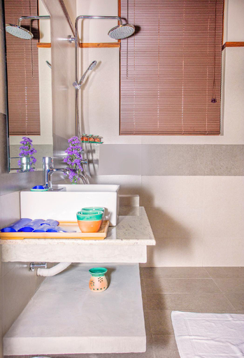 Bathroom 4, Amora Lagoon, Katana