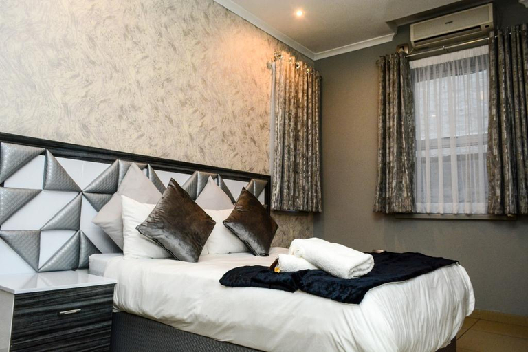 Bedroom 3, Tudor House Hotel, eThekwini