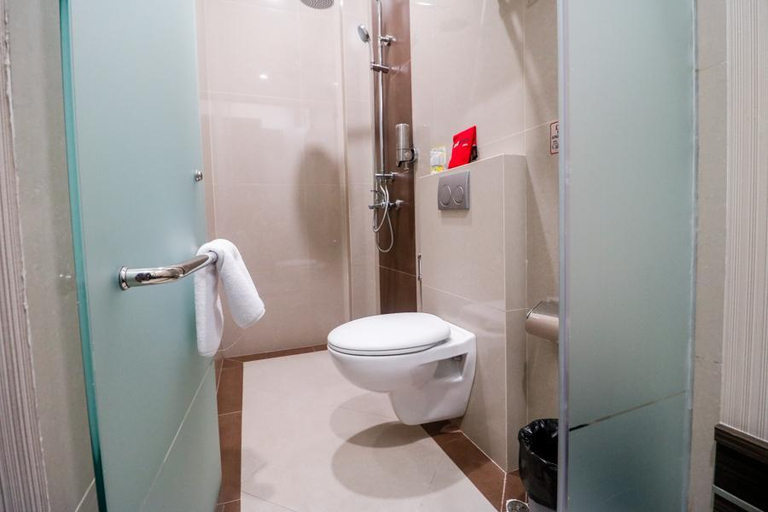 Bathroom, RedDoorz near Taman Bekapai, Balikpapan