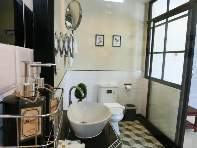 Bathroom 4, Bloom Boutique Hotel And Cafe, Vientiane