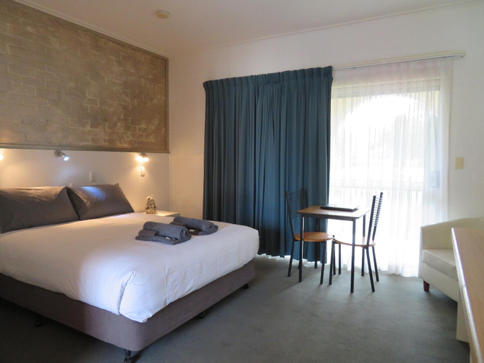 Bedroom 2, Bishops Lodge Narrandera, Narrandera