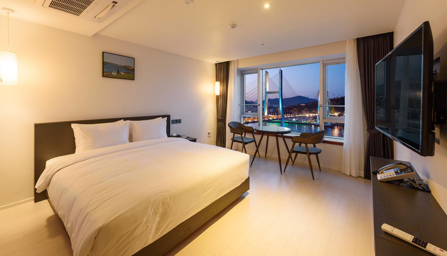 Bedroom 4, Yeosu Hotel Haven, Yeosu
