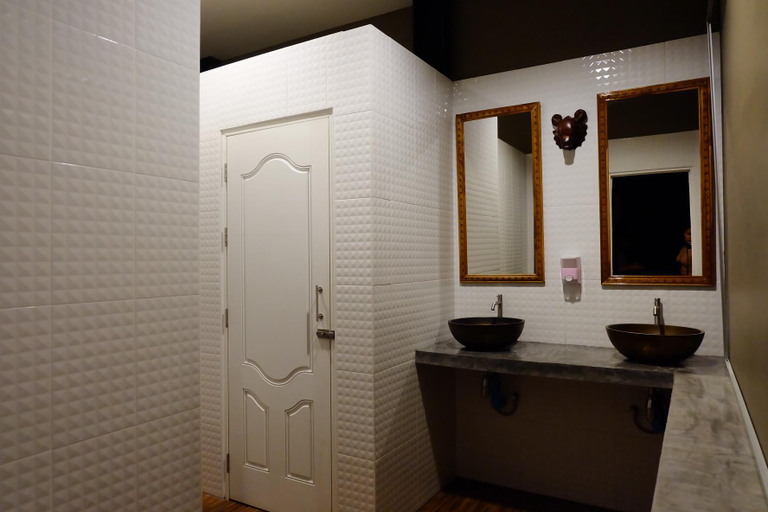 Bathroom 5, Lipe Bloom Cafe and Hostel, Muang Satun
