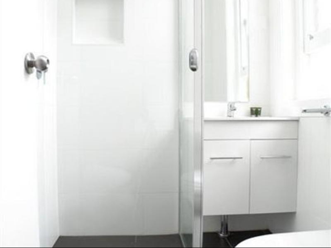 Bathroom 4, Sunnyside Tavern, Newcastle - Throsby