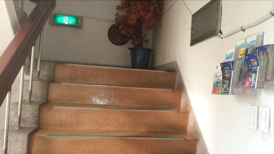 Sam Ik Jang Motel, Buk