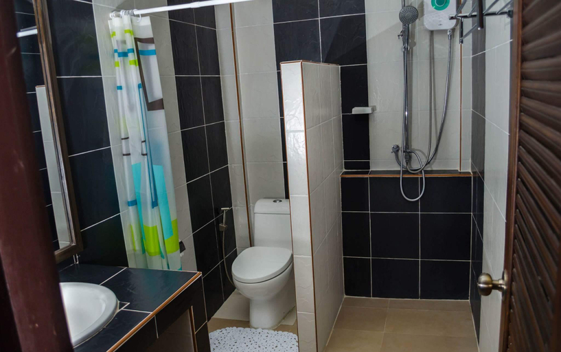 Bathroom 4, The Prince Hotel, Khao Kho
