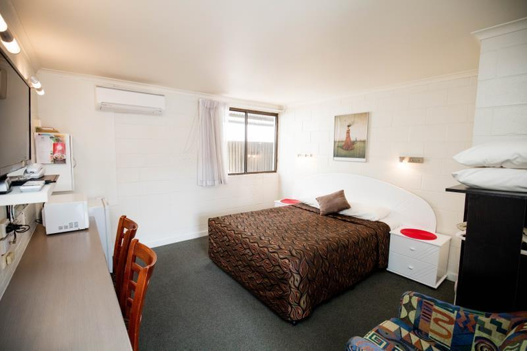 Bedroom 2, A and A Lodge Motel Emerald, Sandover