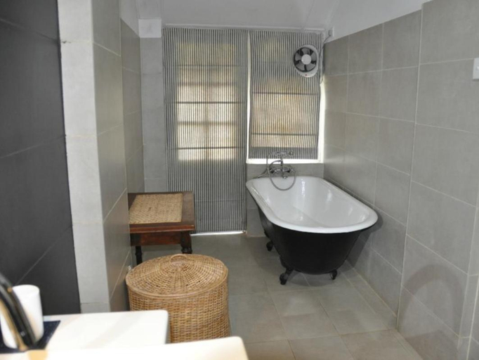 Bathroom 5, Ferncliff Bungalow, Nuwara Eliya