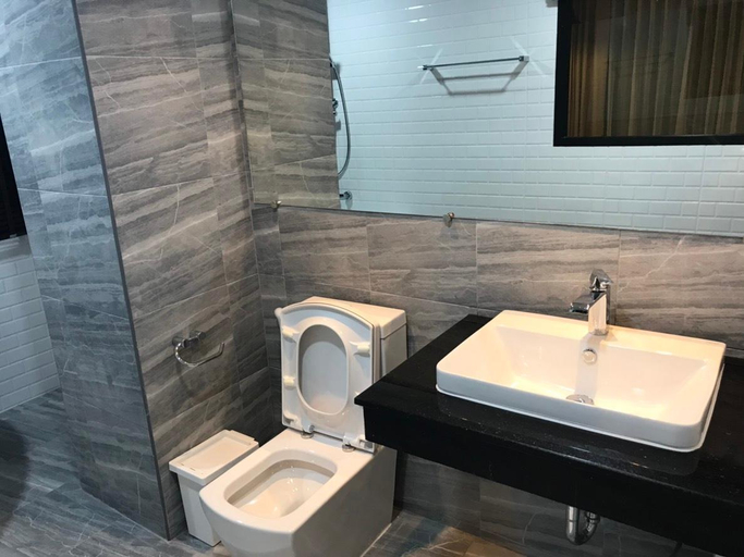 Bathroom 5, Joy Hotel, Muang Prachuap Khiri Khan