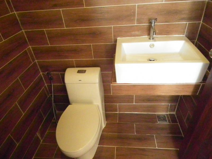 Bathroom 4, Norn Nab Dao Whitehouse, Chiang Khan