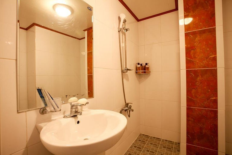 Bathroom, Gwangan Bluemoon Motel, Suyeong