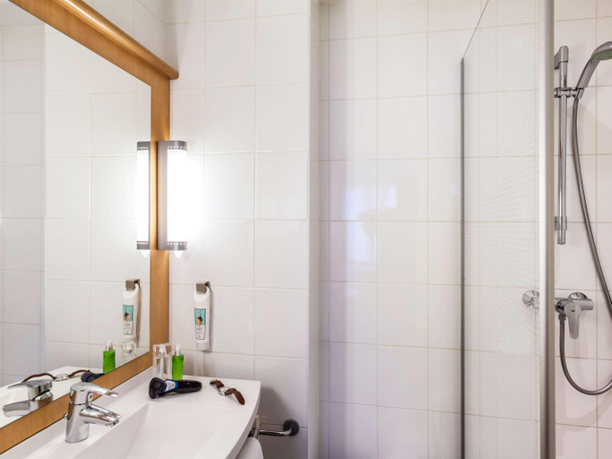 Bathroom, ibis Paris Gare de l'Est 10eme, Paris