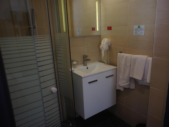 Bathroom 4, Central Hotel, Saint-Denis