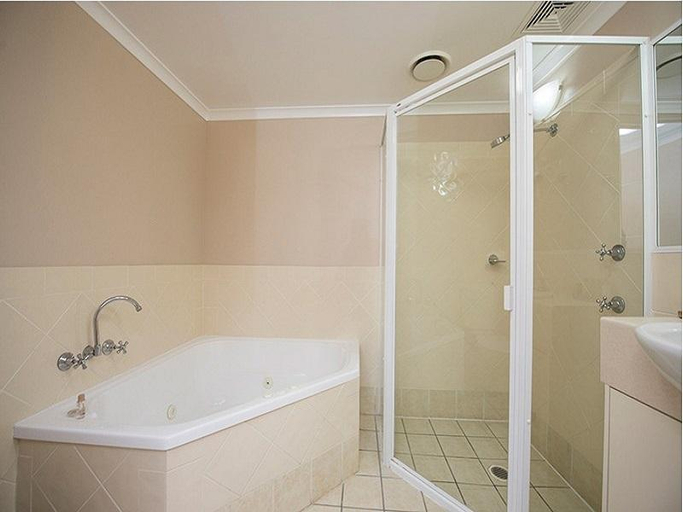 Bathroom 5, Harbour Sails Motor Inn, Gladstone