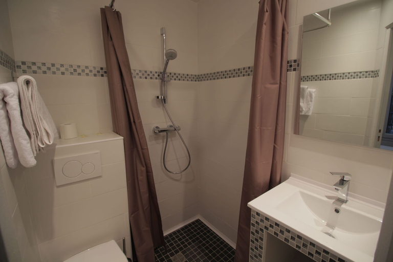 Bathroom 3, Modern's Hotel, Paris