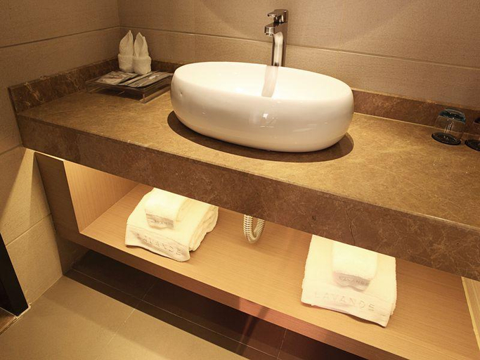 Bathroom 5, Shenzhen Lavande Hotel Airport Terminal Branch, Shenzhen