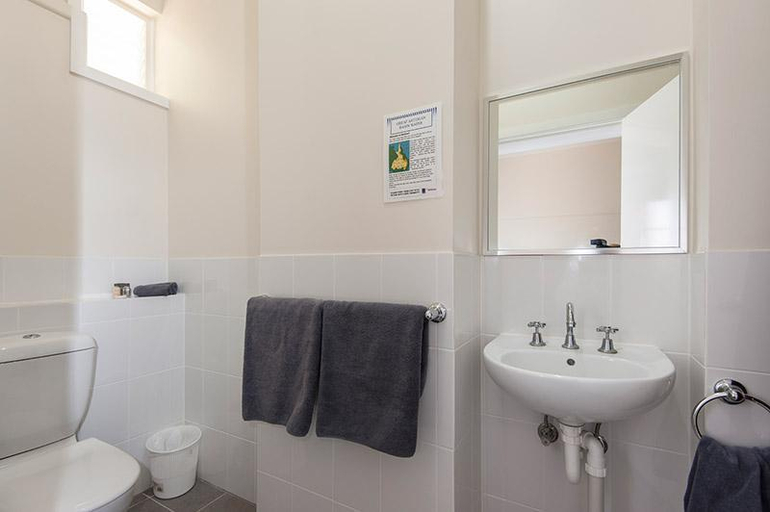 Bathroom 4, North Gregory Hotel, Winton