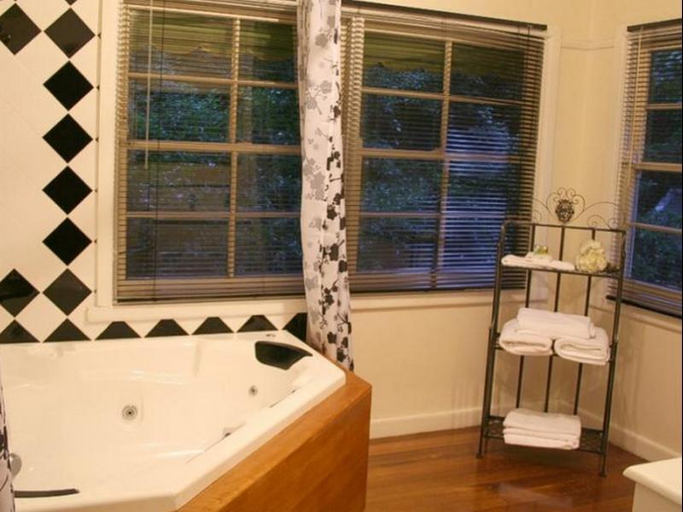 Bathroom 4, Tudor Cottages, Yarra Ranges - Dandenongs