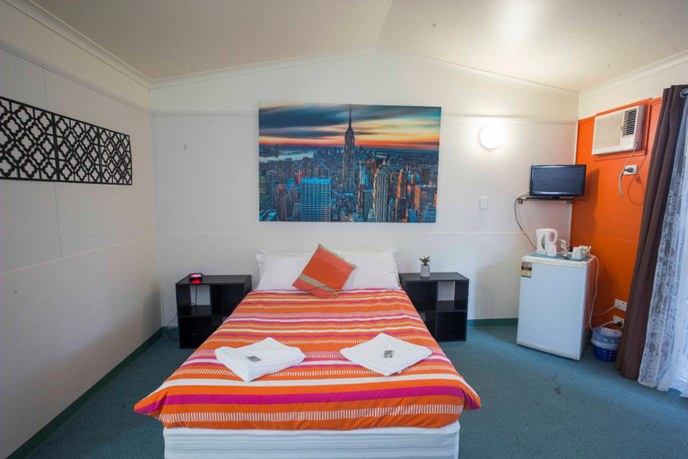Bedroom 4, Colonial Village and Tours, Petermann-Simpson