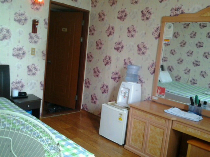Sam Ik Jang Motel, Buk
