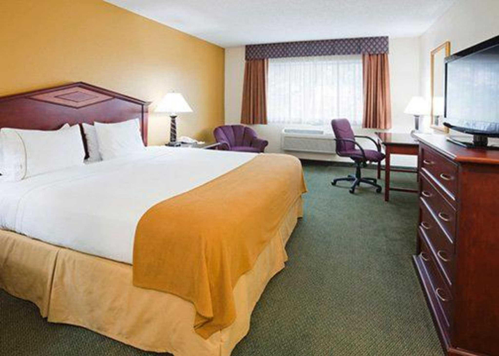 Bedroom, Norwood Inn & Suites Eagan, Dakota