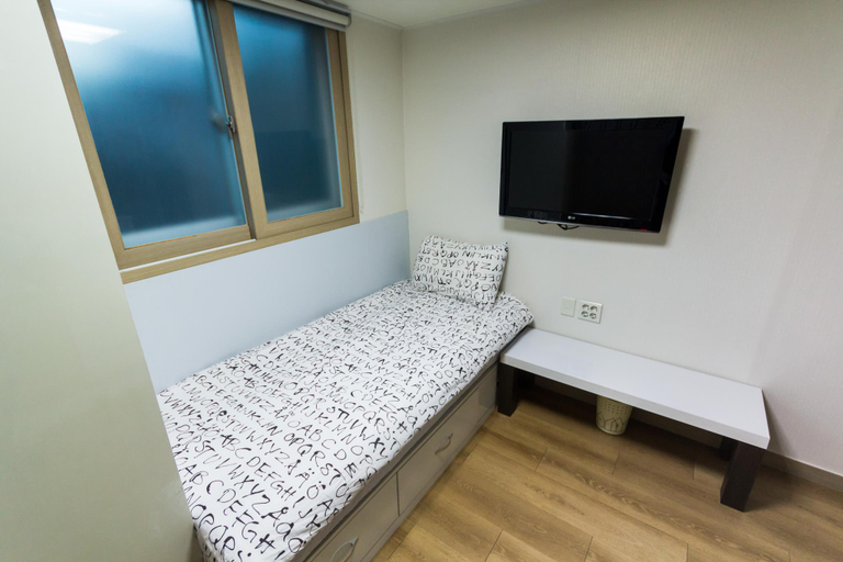 Bedroom, ZaZa Backpackers Hostel, Jung