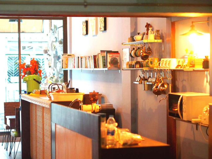 Food & Drinks 5, Phob Phan Hostel, Huai Kwang