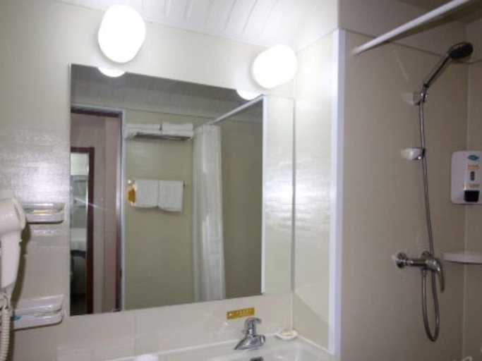 Bathroom 3, Jinjiang Inn Select Yantai Penglaige                                                            , Yantai
