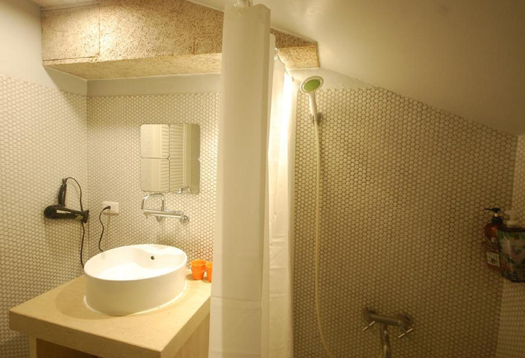 Bathroom 4, Orange Moon Inn, Pingtung