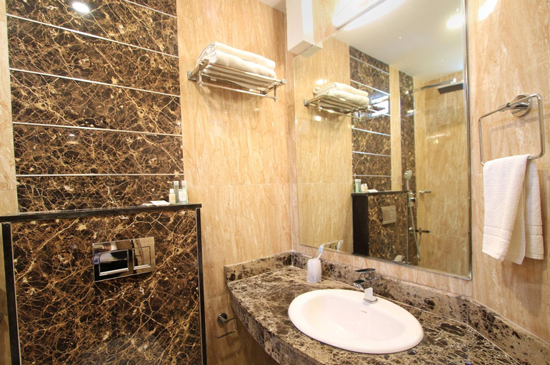 Bathroom 5, Empire International Church Street, Bangalore