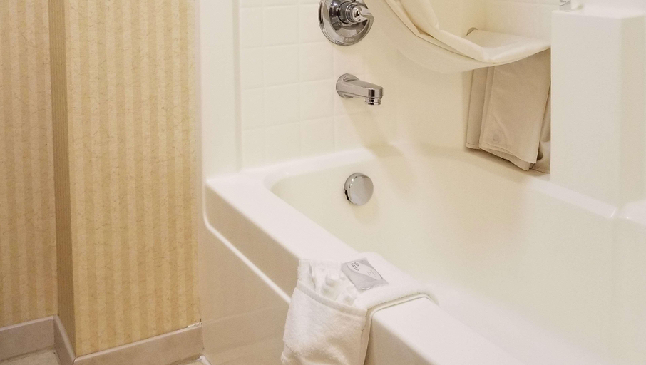 Bathroom 4, Clatskanie River Inn, Columbia