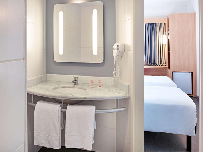 Bathroom 4, ibis Londrina Shopping, Londrina