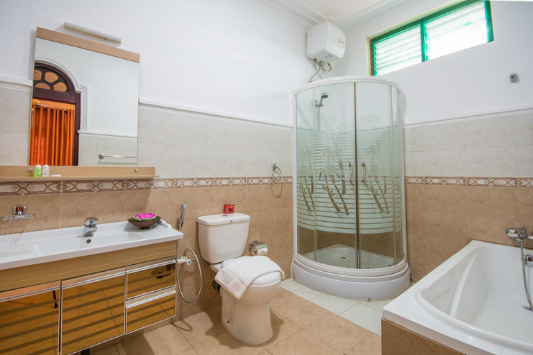 Bathroom, Ceyloni Lake View, K.F.G. & G. Korale