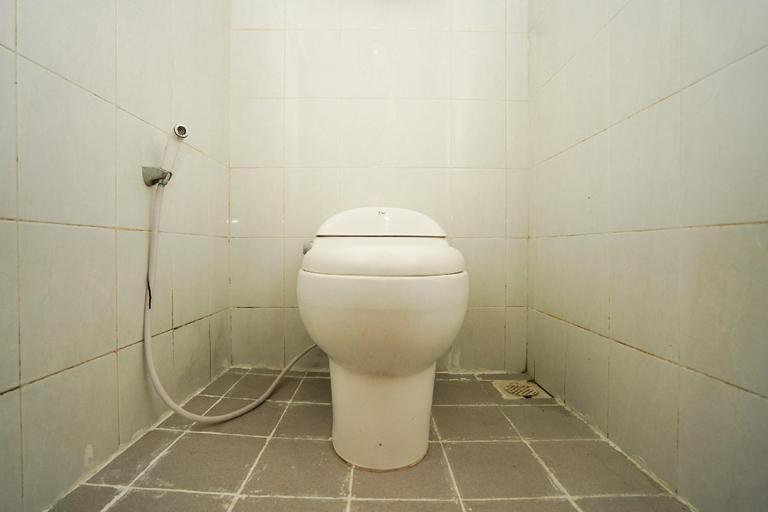 Bathroom, OYO 1293 claudya residence, Surabaya