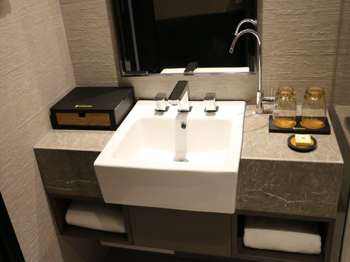 Bathroom, Homeinn Plus Hotel (Shanghai Bund Jinling East Road), Shanghai
