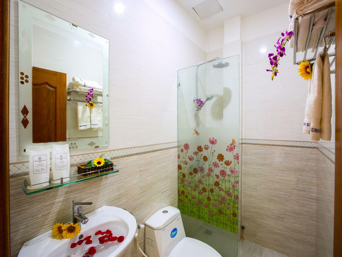 Bathroom 4, Thanh Hoang Chau Hotel, Da Nang