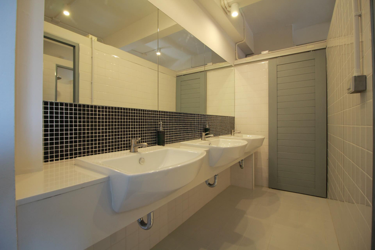 Bathroom 4, Hobnob Hostel, Muang Chiang Mai