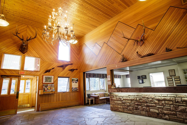 Public Area 2, Mountaineer Lodge, Division No. 15
