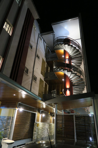 Others 5, Central Hotel, Saint-Denis