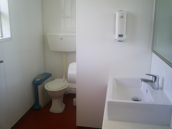 Bathroom 3, The Flaming Kiwi Backpacker, Queenstown-Lakes