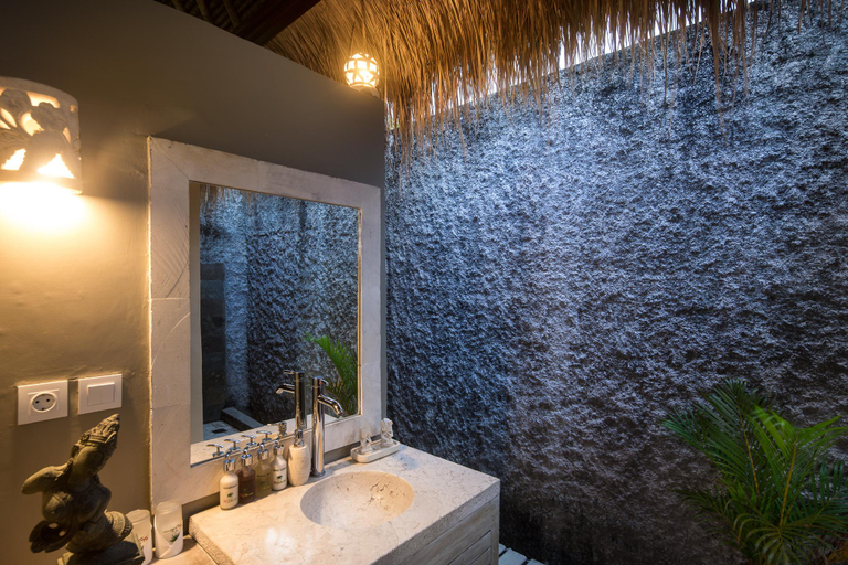 Bathroom 4, Relax Bali Beach Front Dive & Spa Resort, Karangasem