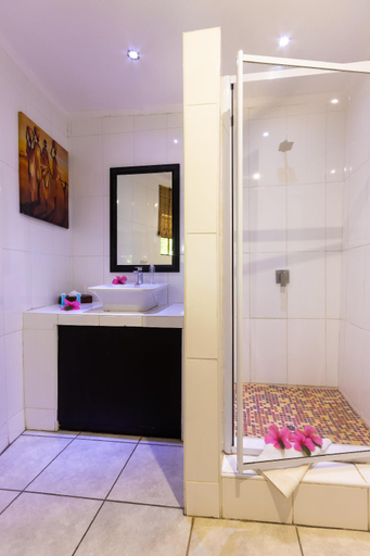 Bathroom 4, Emdoneni Lodge, Umkhanyakude