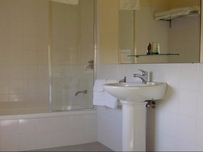 Bathroom 4, Holgate Brewhouse At Keatings Hotel, Macedon Ranges Bal