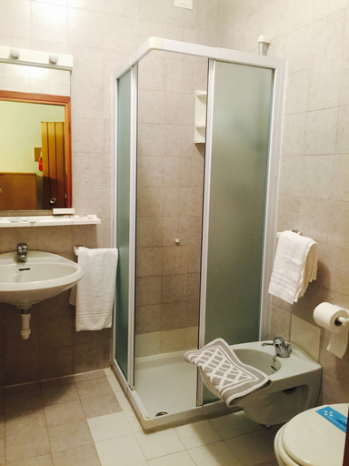 Bathroom 4, Hotel Bella Venezia, Udine