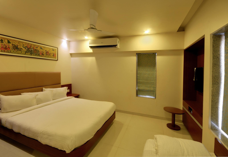 Bedroom 3, Hotel Shreeji Vatika, Airport Road, Surat