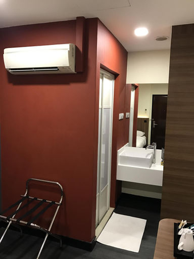 Bathroom 5, Golden Royal Hotel, Singapore